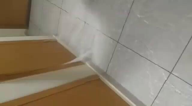Tubulação de água estoura e prédio fica inundado em São Gonçalo; veja o vídeo