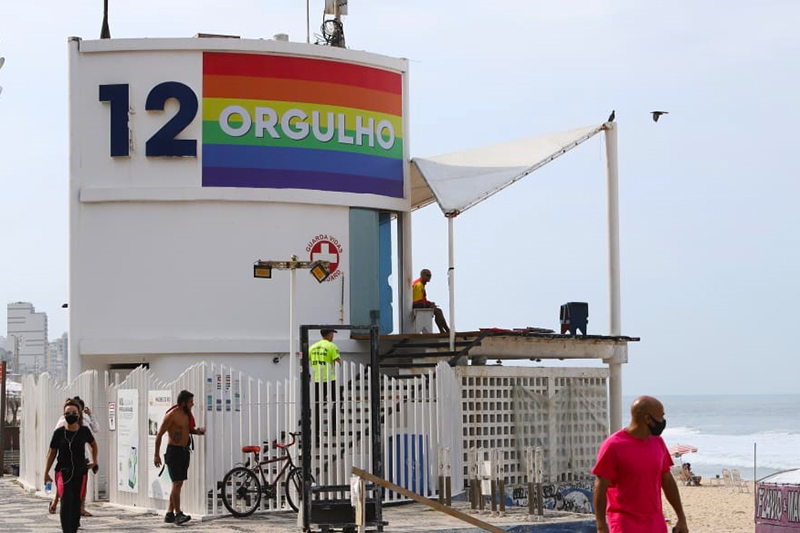 Painel instalado na orla da Zona Sul do Rio com a scores do arco-iris. Foto: Prefeitura do Rio